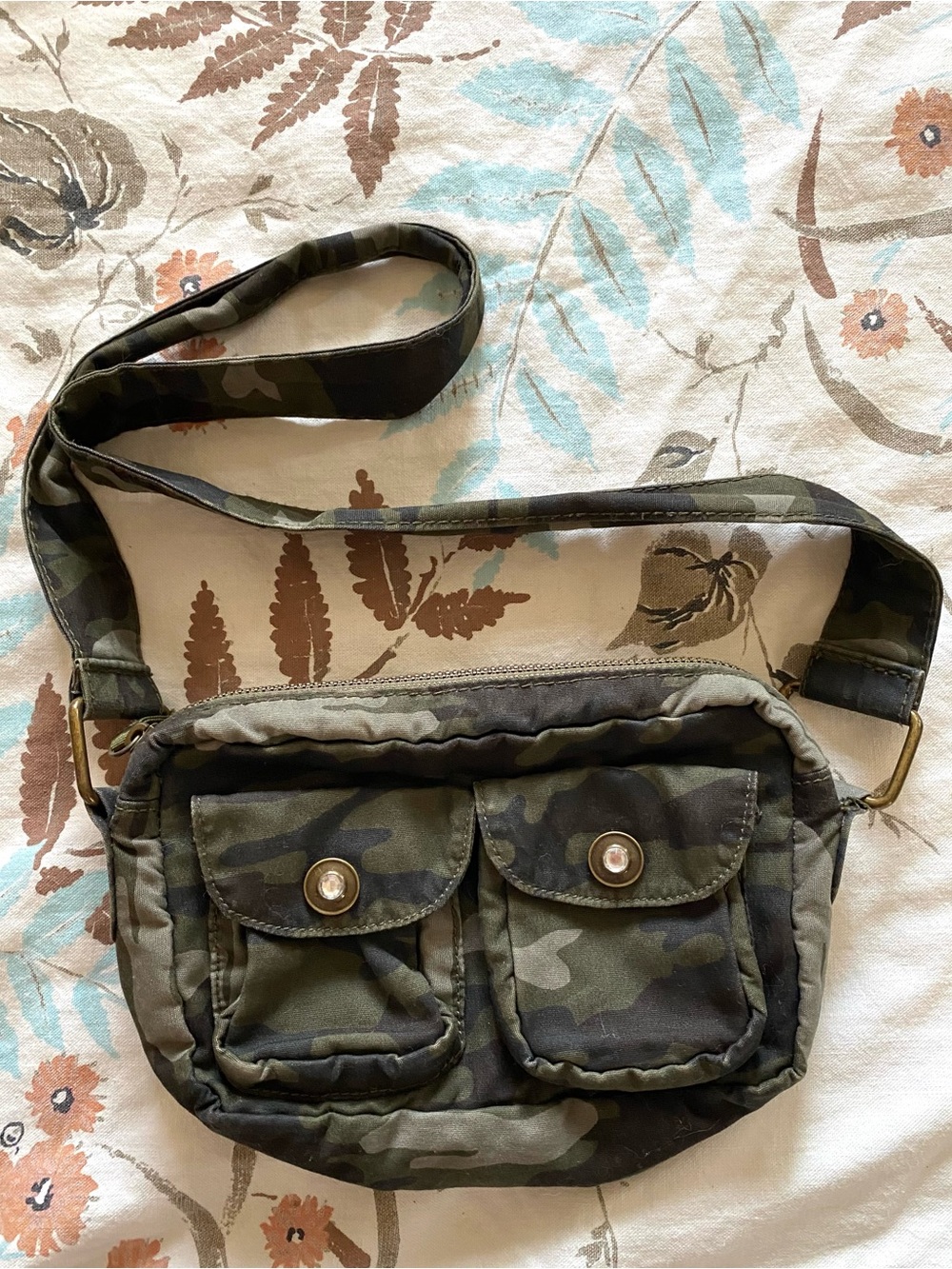 Y2K camo bag with rhinestone buttons💚